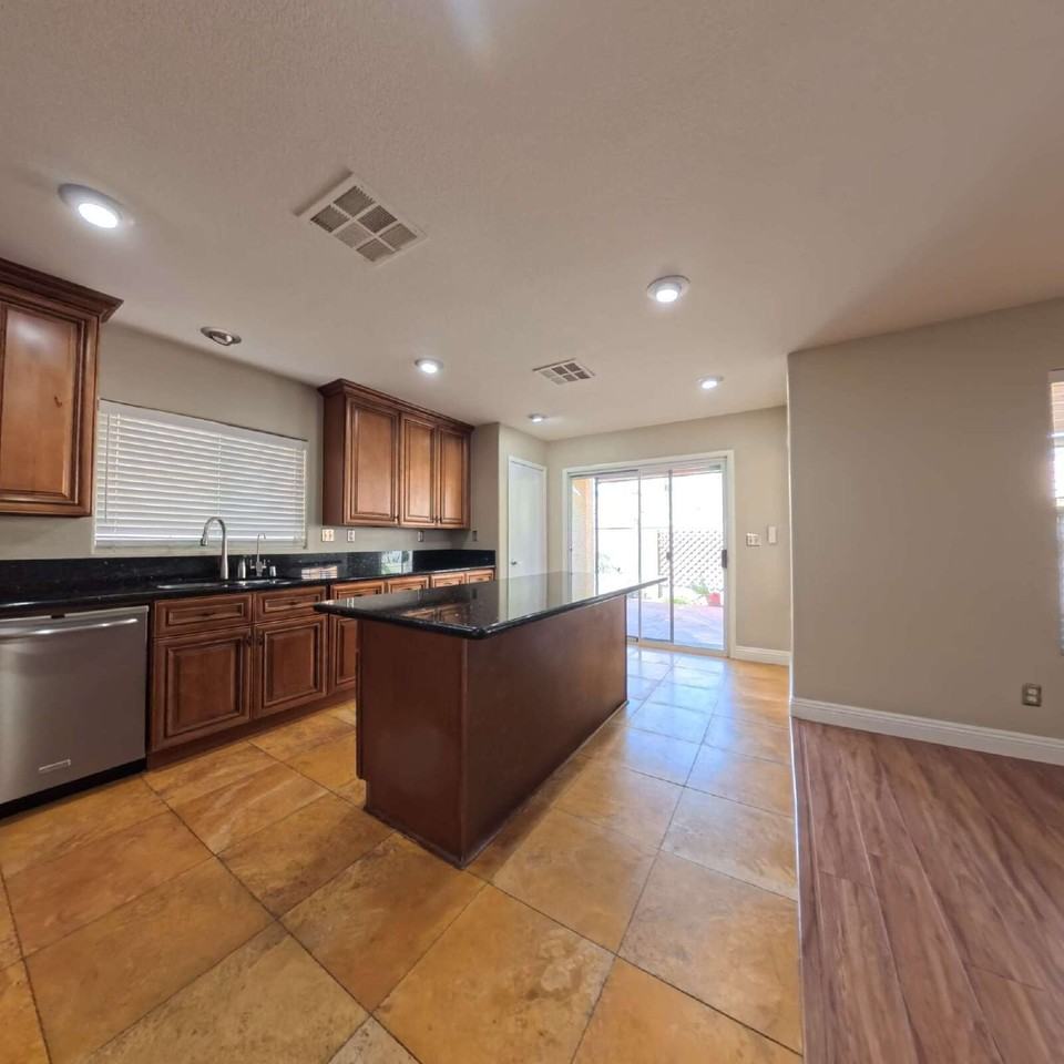 6593 Sunset Pines St - Photo 7 of 50