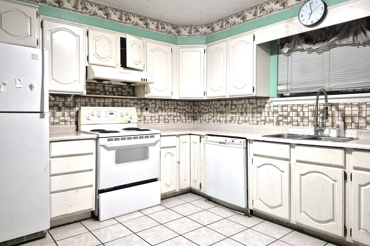 9774 134 Street - Photo 4 of 24