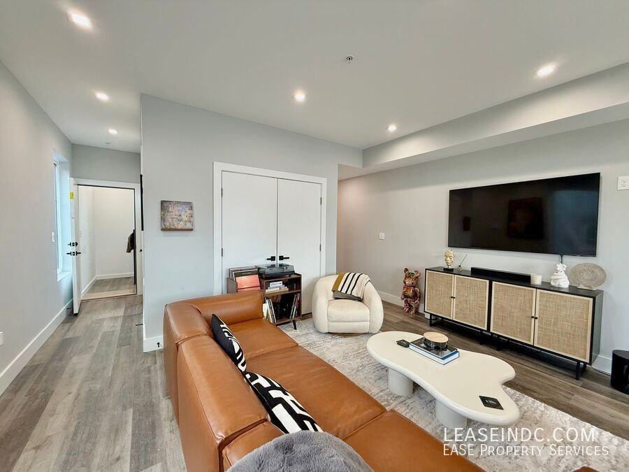 1262 Holbrook Ter Ne #C - Photo 3 of 29