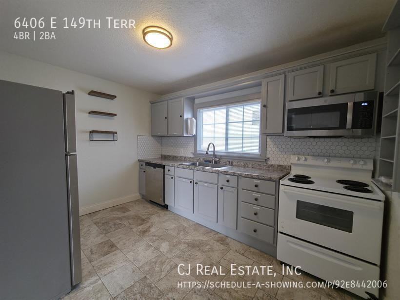 6406 E 149th Ter - Photo 3 of 11