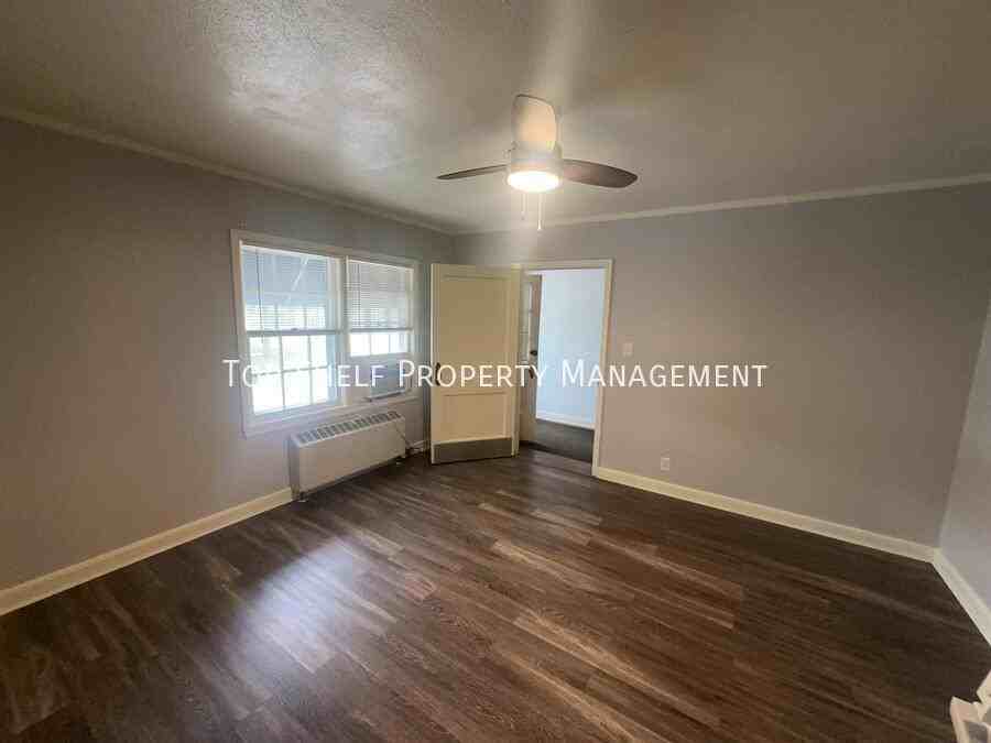 2303 E 9th St #3 - Photo 2 of 7