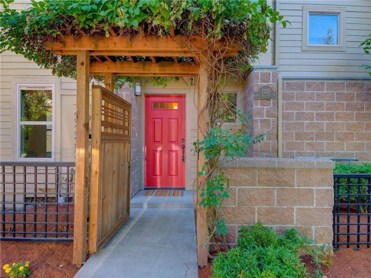 722 Nob Hill Ave N #D - Photo 2 of 25