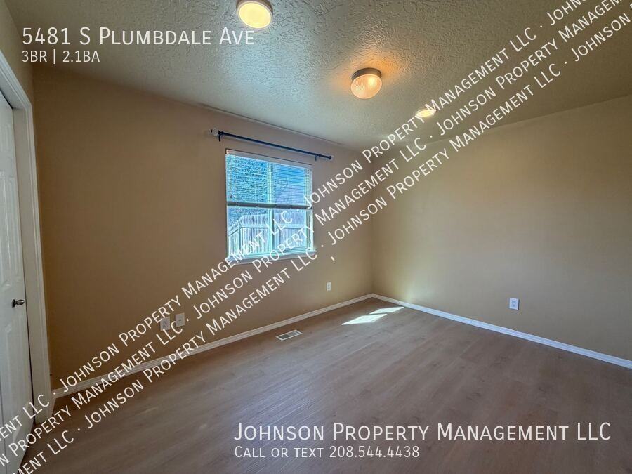 5481 S Plumbdale Ave - Photo 7 of 21