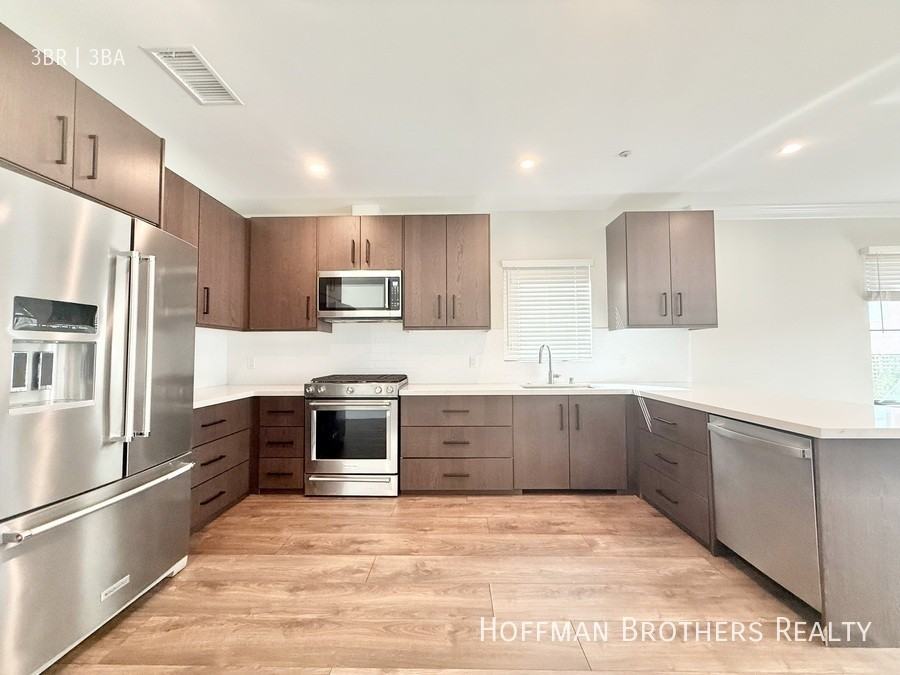 1147 N Beachwood Dr #5 - Photo 2 of 22