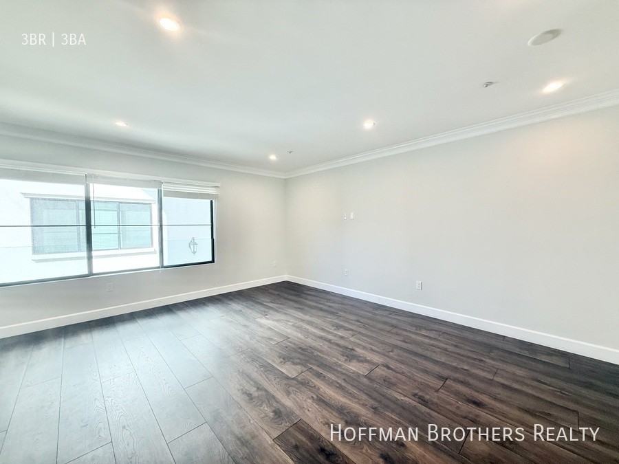 1147 N Beachwood Dr #5 - Photo 4 of 22