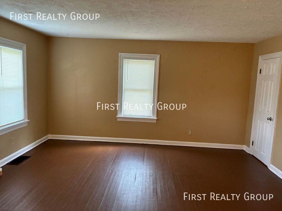 5290 Derby Rd - Photo 3 of 12