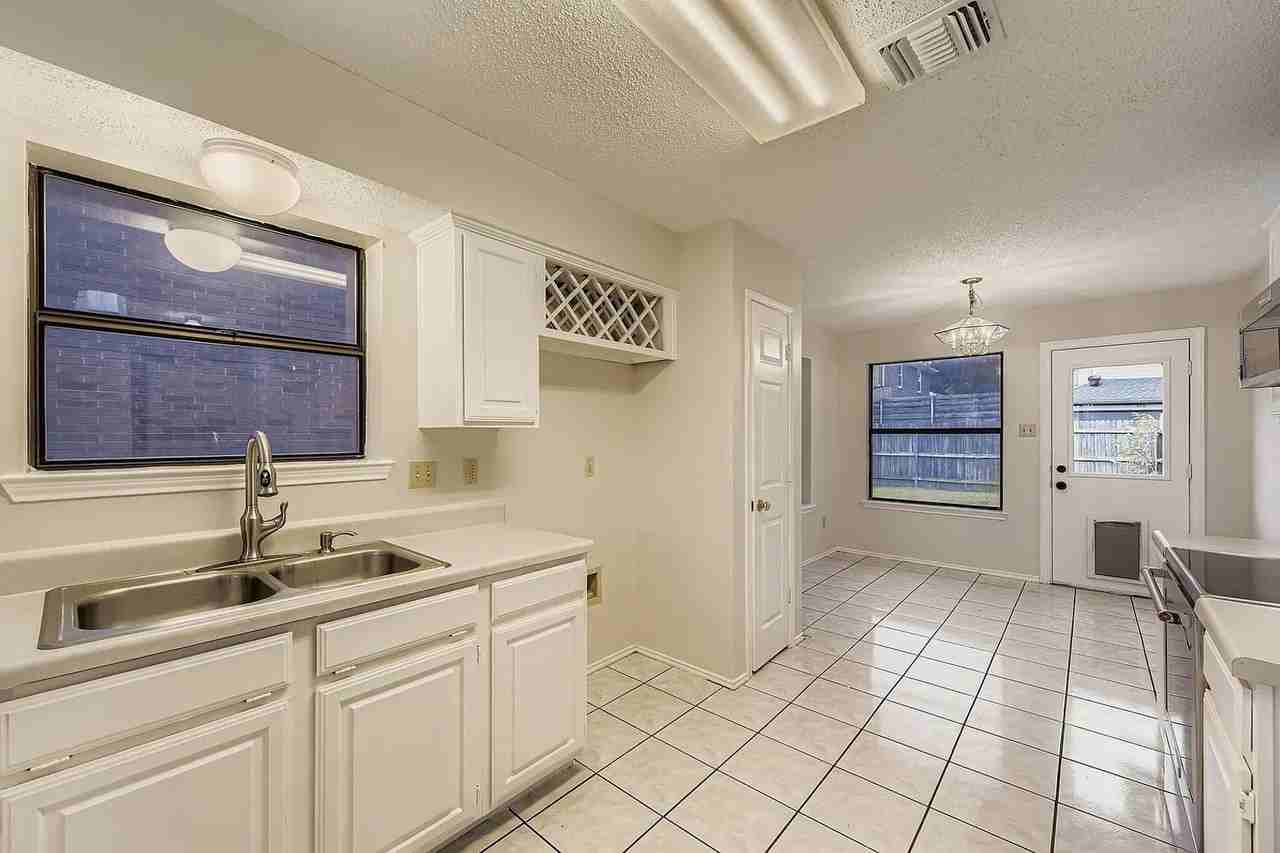 325 Leisure Ln - Photo 7 of 31