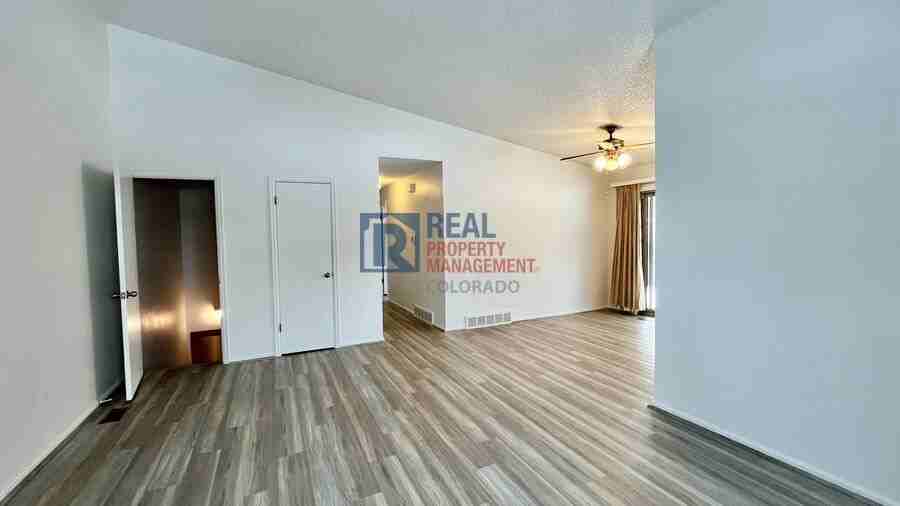 7056 W Portland Ave - Photo 4 of 23