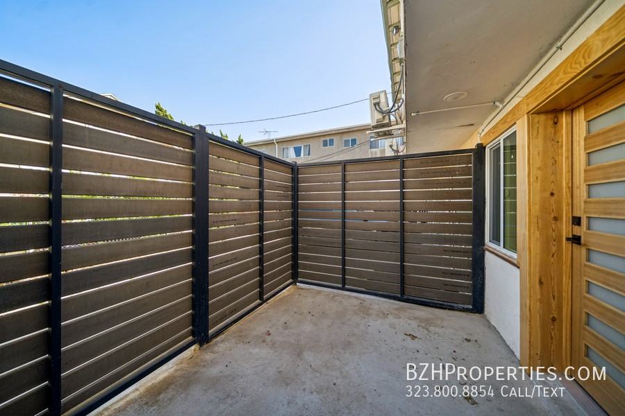 1027 1/2 N Gardner St - Photo 2 of 10