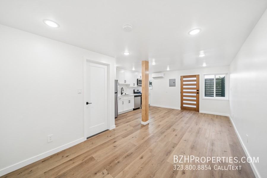 1027 1/2 N Gardner St - Photo 3 of 10