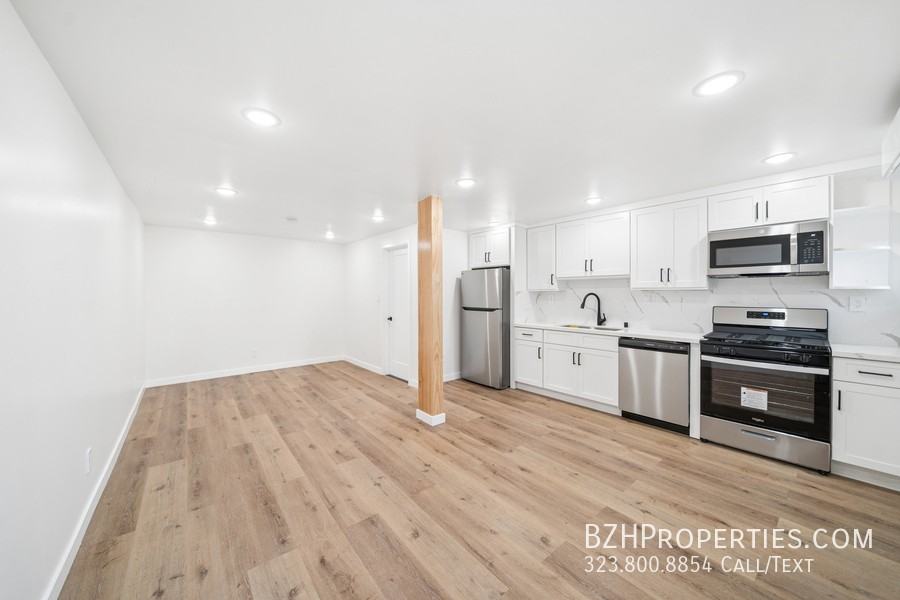 1027 1/2 N Gardner St - Photo 4 of 10