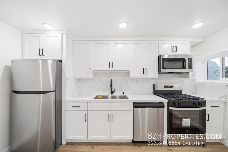 1027 1/2 N Gardner St - Photo 5 of 10