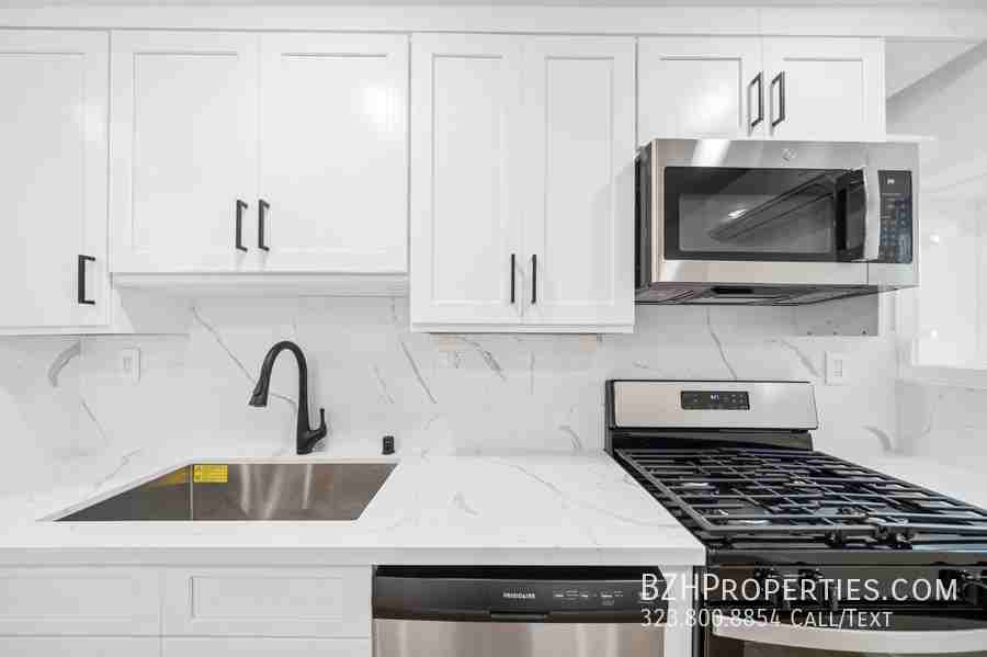 1027 1/2 N Gardner St - Photo 7 of 10