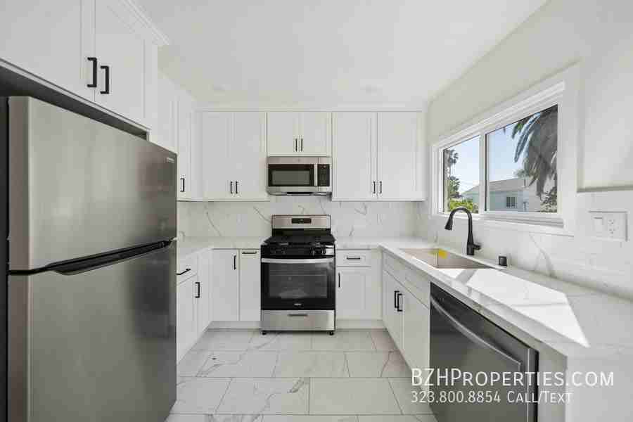 1027 N Gardner St - Photo 2 of 24