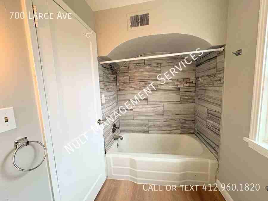 700 Large Ave - Photo 3 of 8