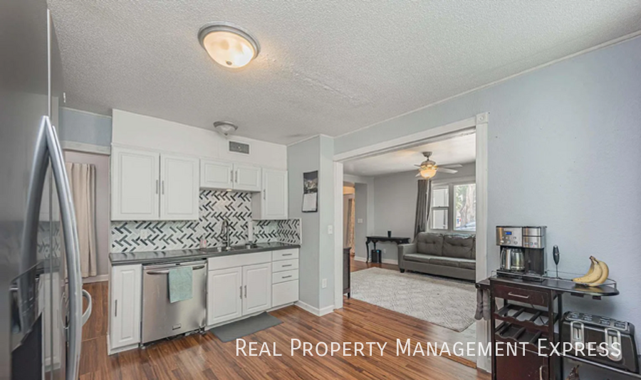 807 W 13th St - Photo 3 of 25