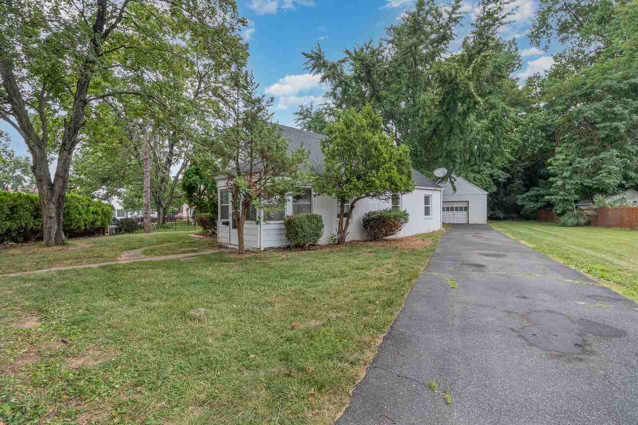 1812 Chatham Dr - Photo 4 of 27