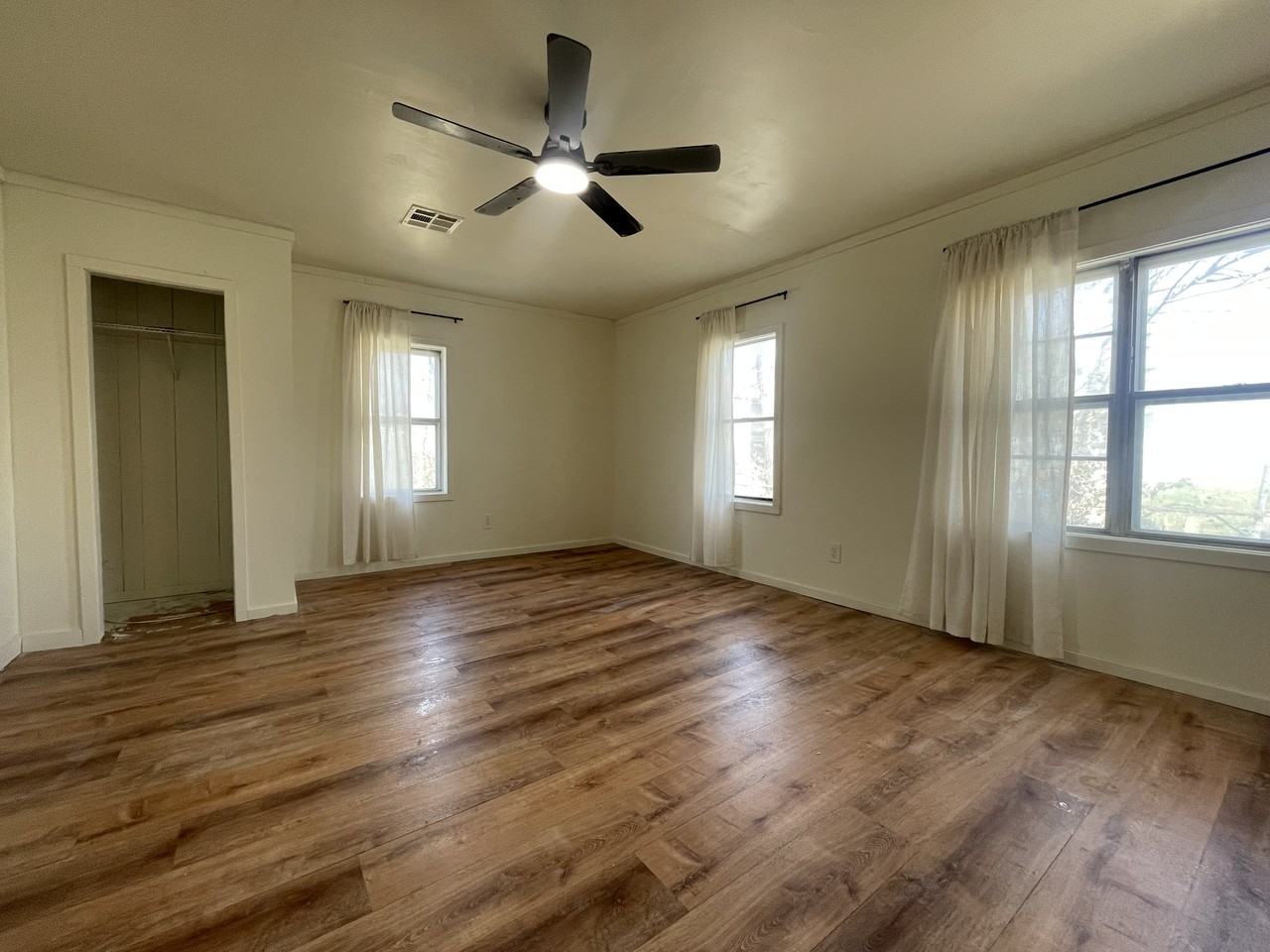 209 W 2nd St - Photo 7 of 13