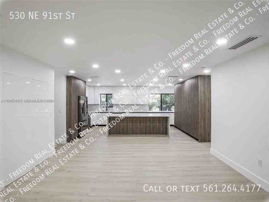 530 Ne 91st St - Photo 3 of 15