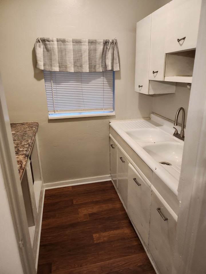 522 Center St - Photo 2 of 13