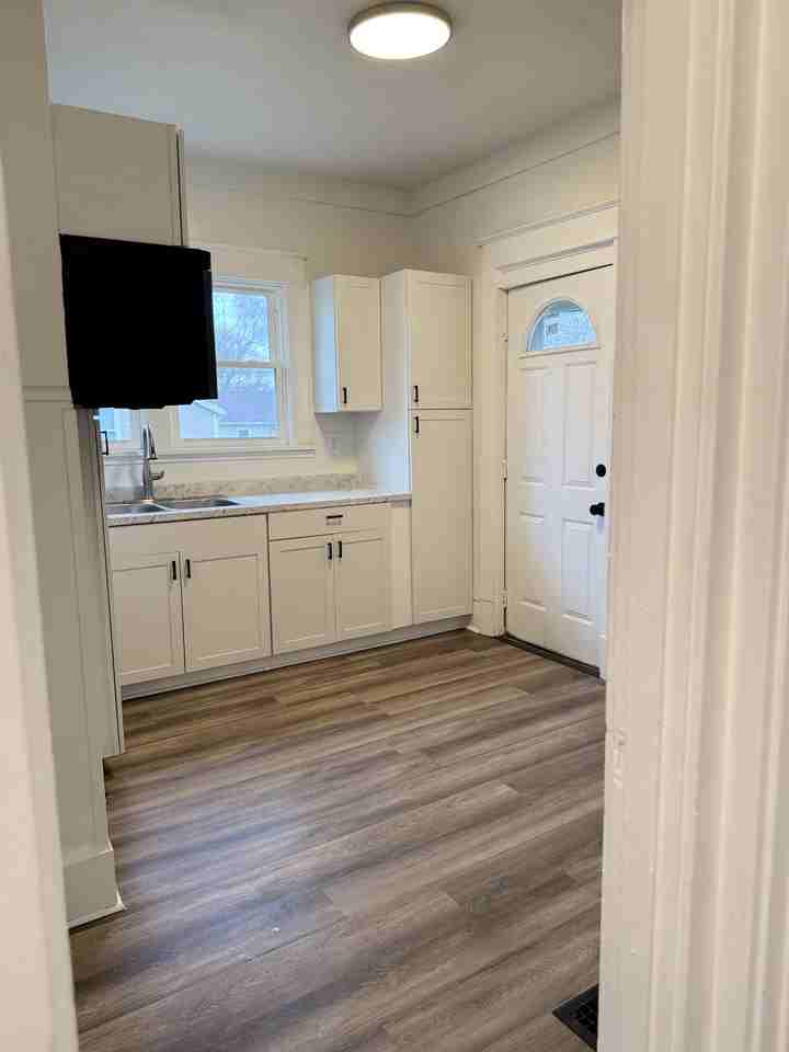 1223 Calumet Ave - Photo 2 of 9