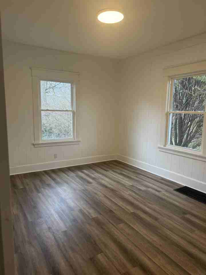 1223 Calumet Ave - Photo 3 of 9