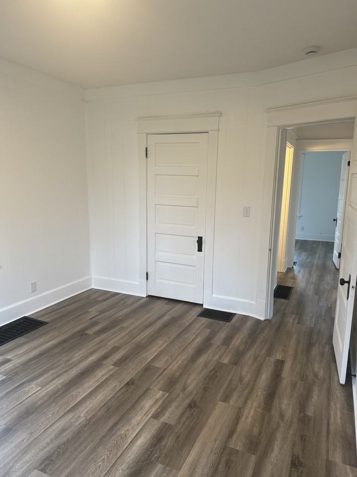 1223 Calumet Ave - Photo 4 of 9