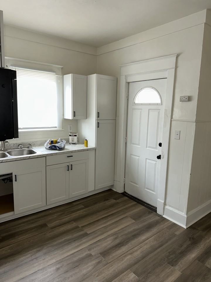 1223 Calumet Ave - Photo 5 of 9