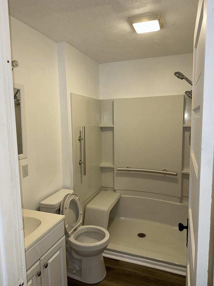 1223 Calumet Ave - Photo 6 of 9