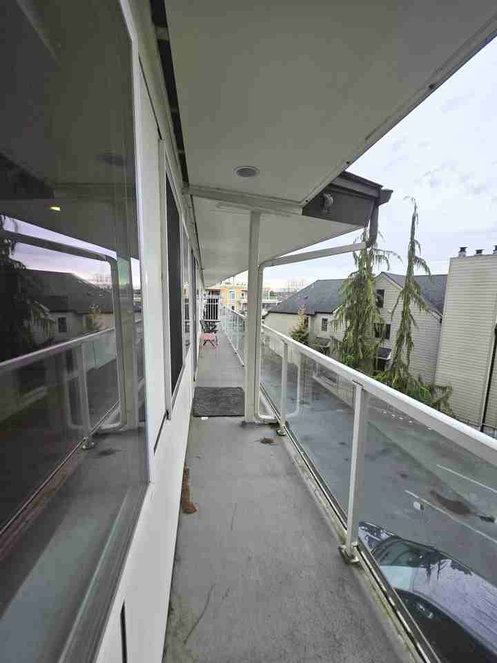 2012 Thorndyke Ave W #8 - Photo 7 of 20