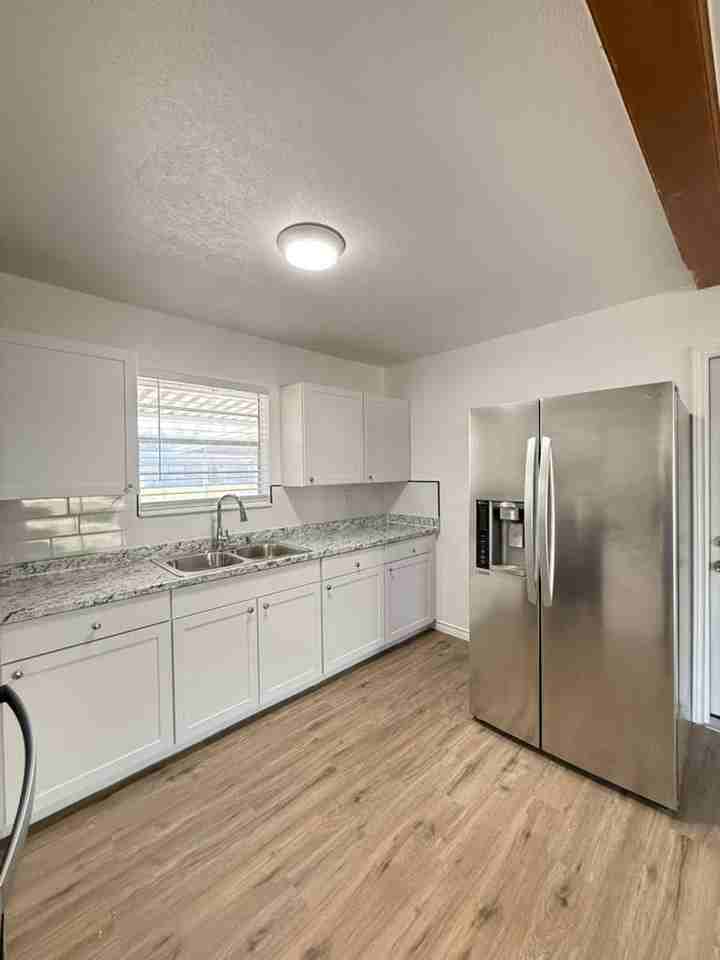 317 E Lindbergh Blvd - Photo 5 of 18