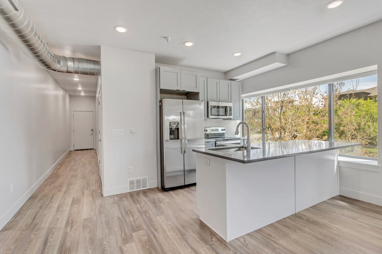 606 W North Temple #201 - Photo 2 of 19