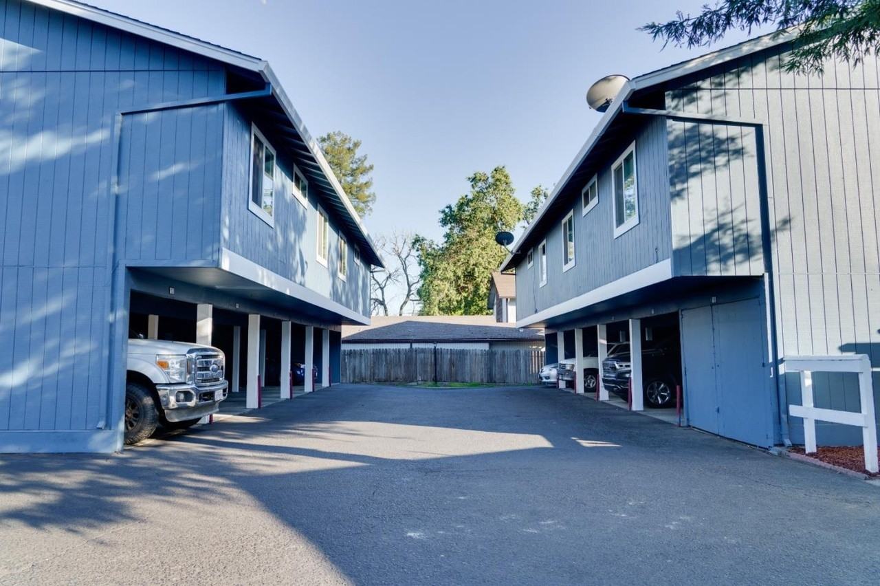 647 Dutton Avenue - Photo 3 of 24