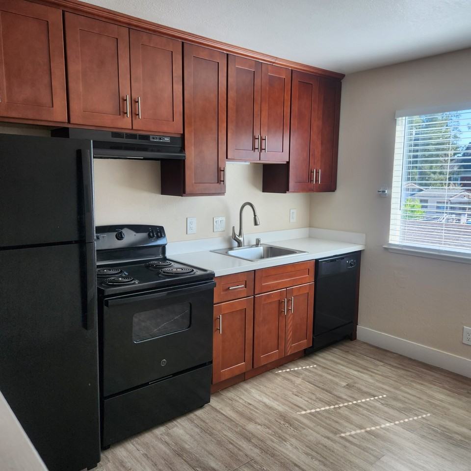 647 Dutton Avenue - Photo 4 of 24