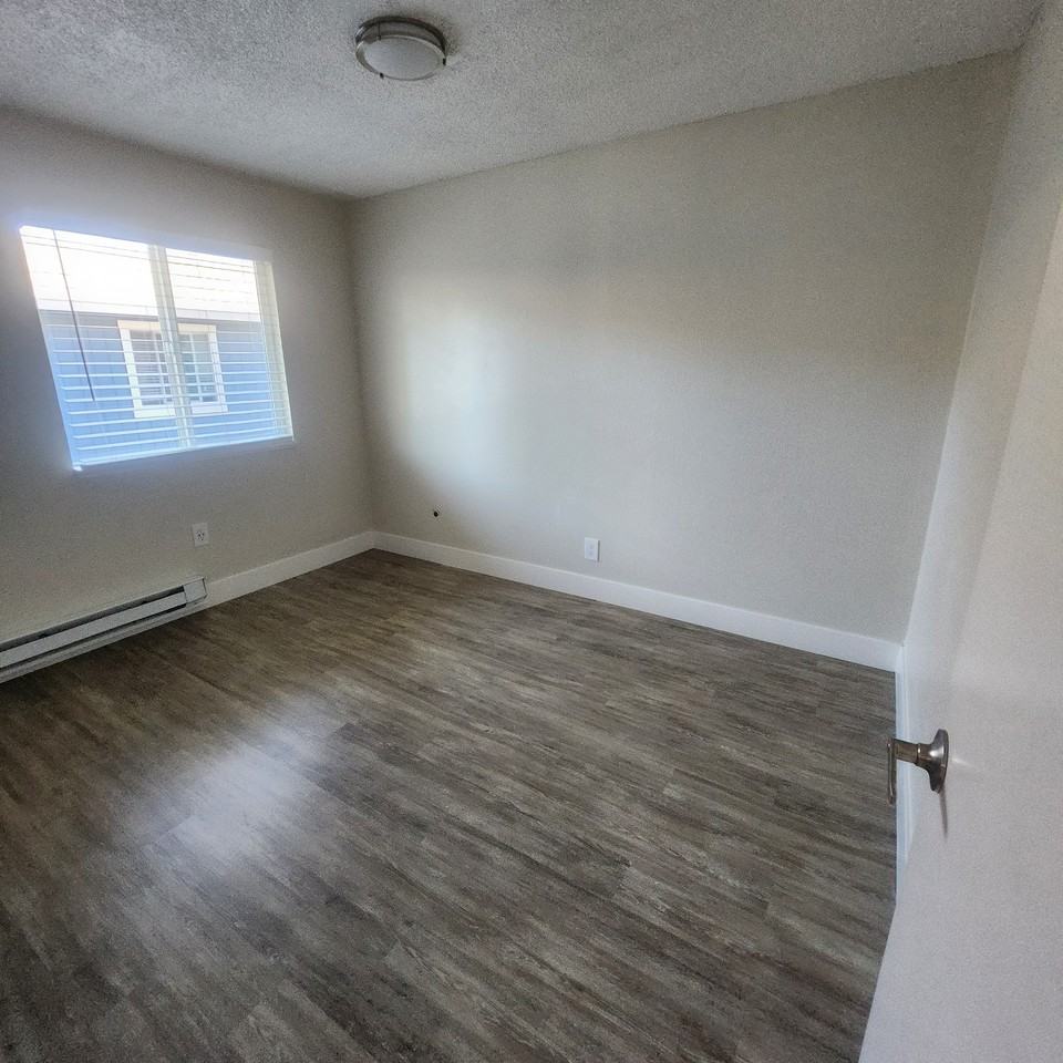 647 Dutton Avenue - Photo 5 of 24