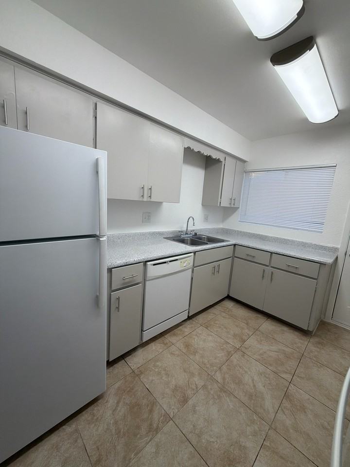 1209 E. 9th Street - Photo 2 of 14