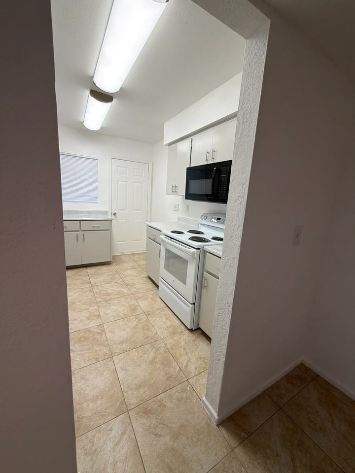1209 E. 9th Street - Photo 3 of 14