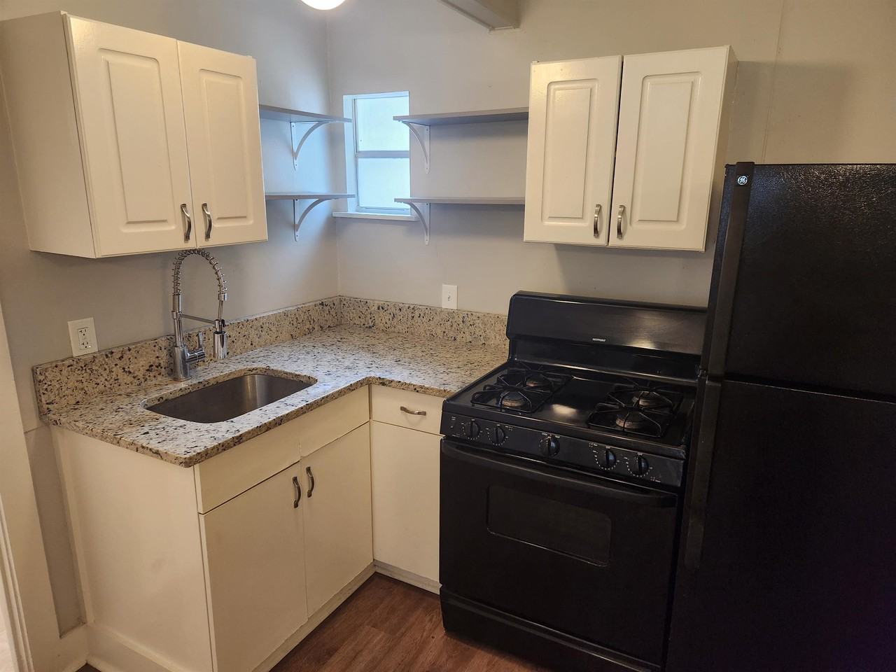 203 East Rosewood Avenue - Photo 4 of 17