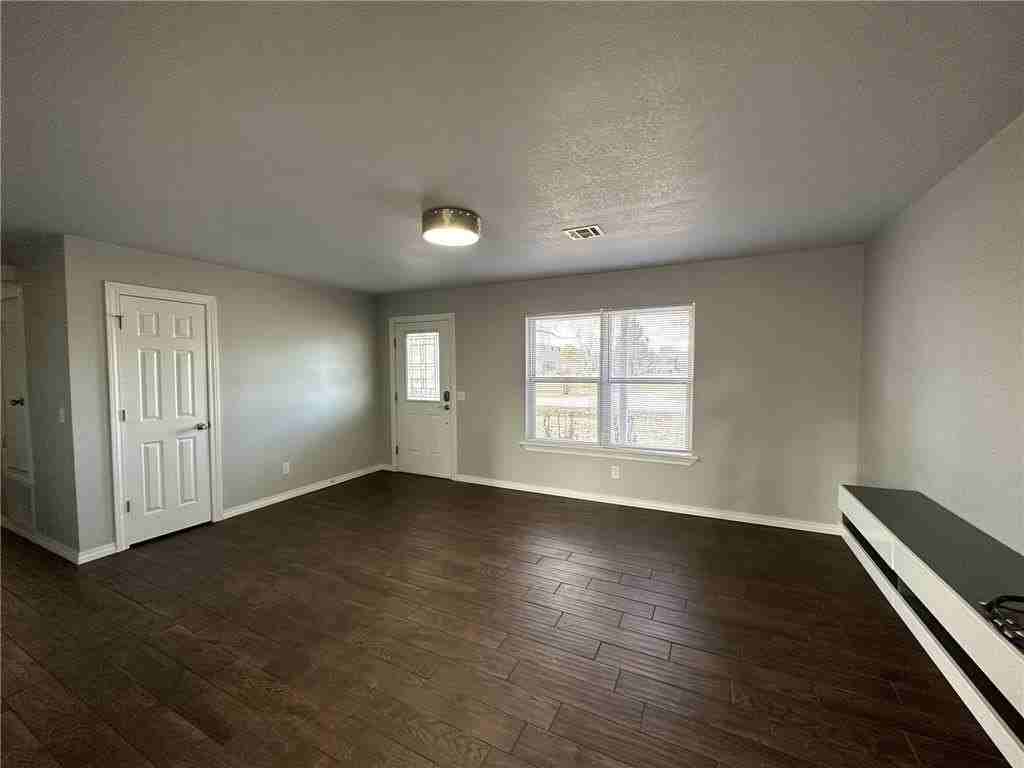 1004 Se 4th St - Photo 7 of 27