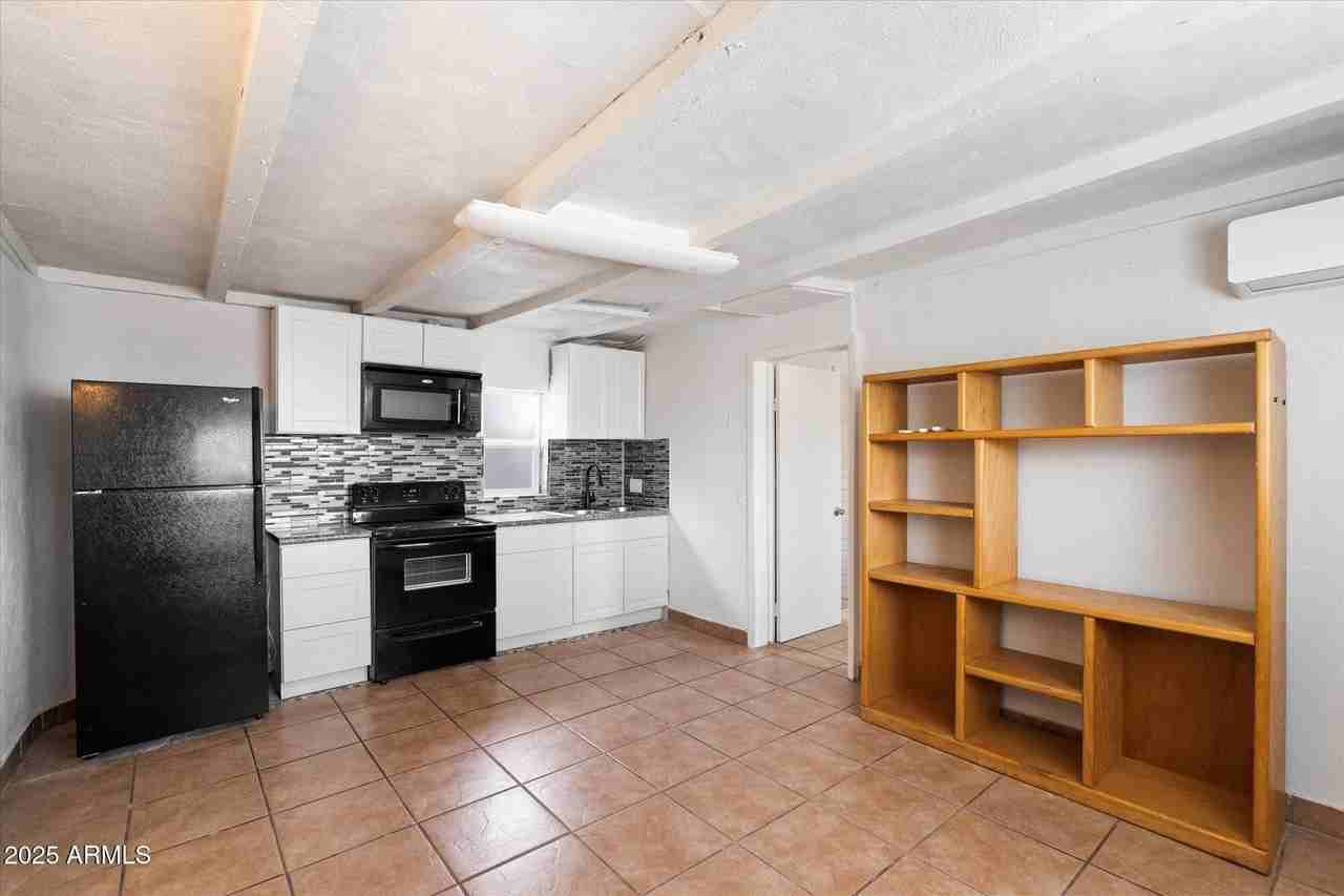 703 W 1st Pl Apt 2 - Photo 2 of 10