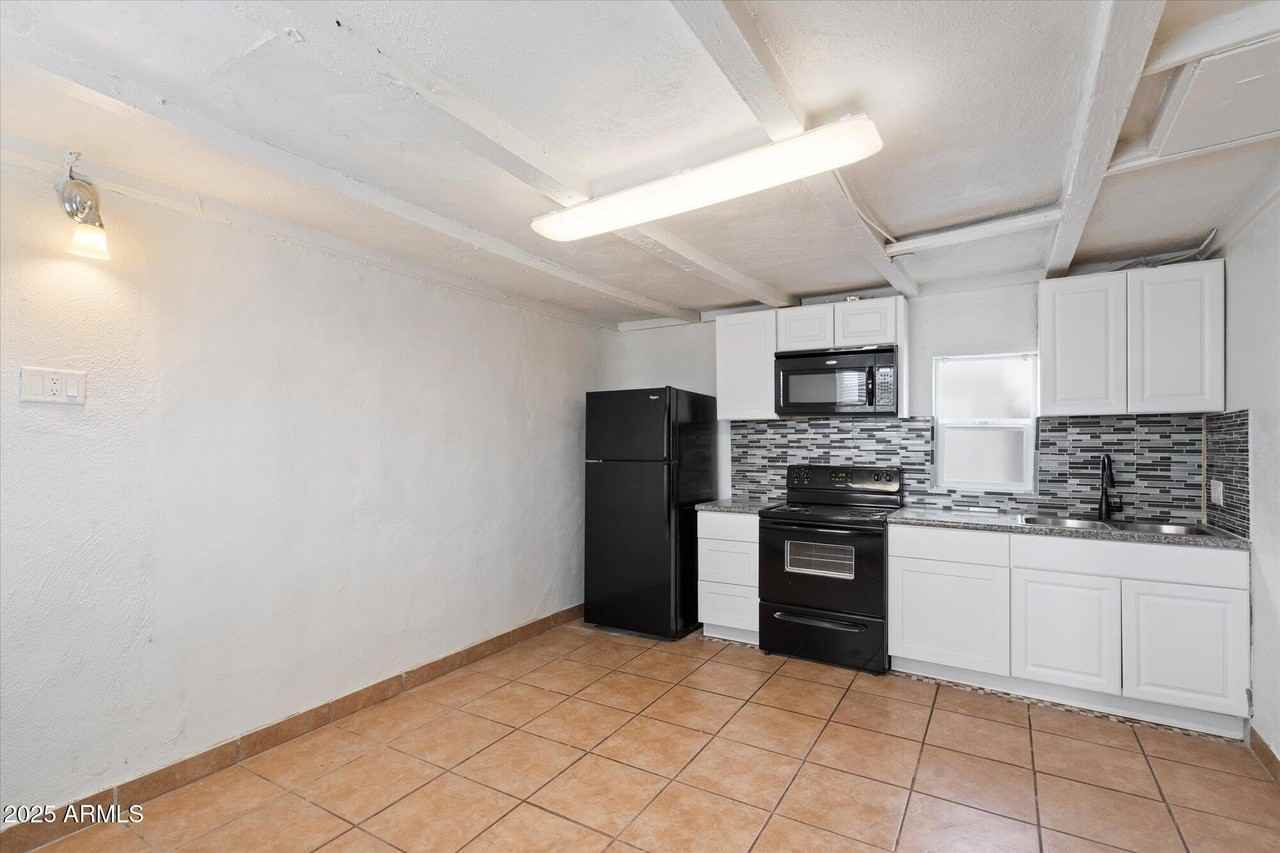 703 W 1st Pl Apt 2 - Photo 5 of 10