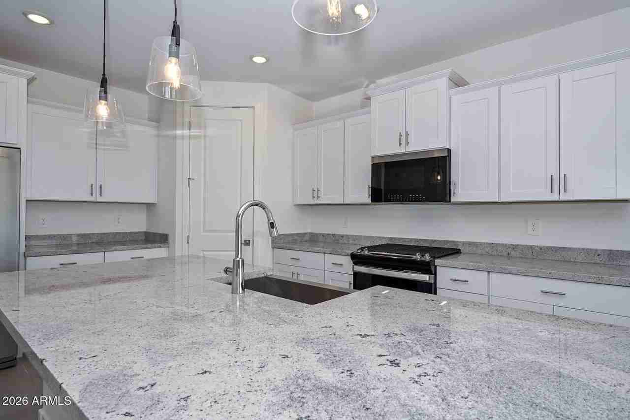 16004 W Honeysuckle Dr - Photo 6 of 36