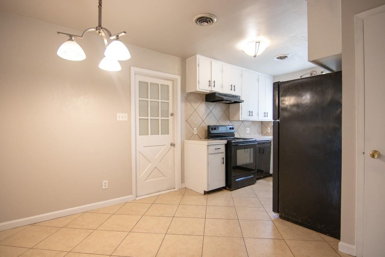 3714 Ridgemont Dr - Photo 3 of 9