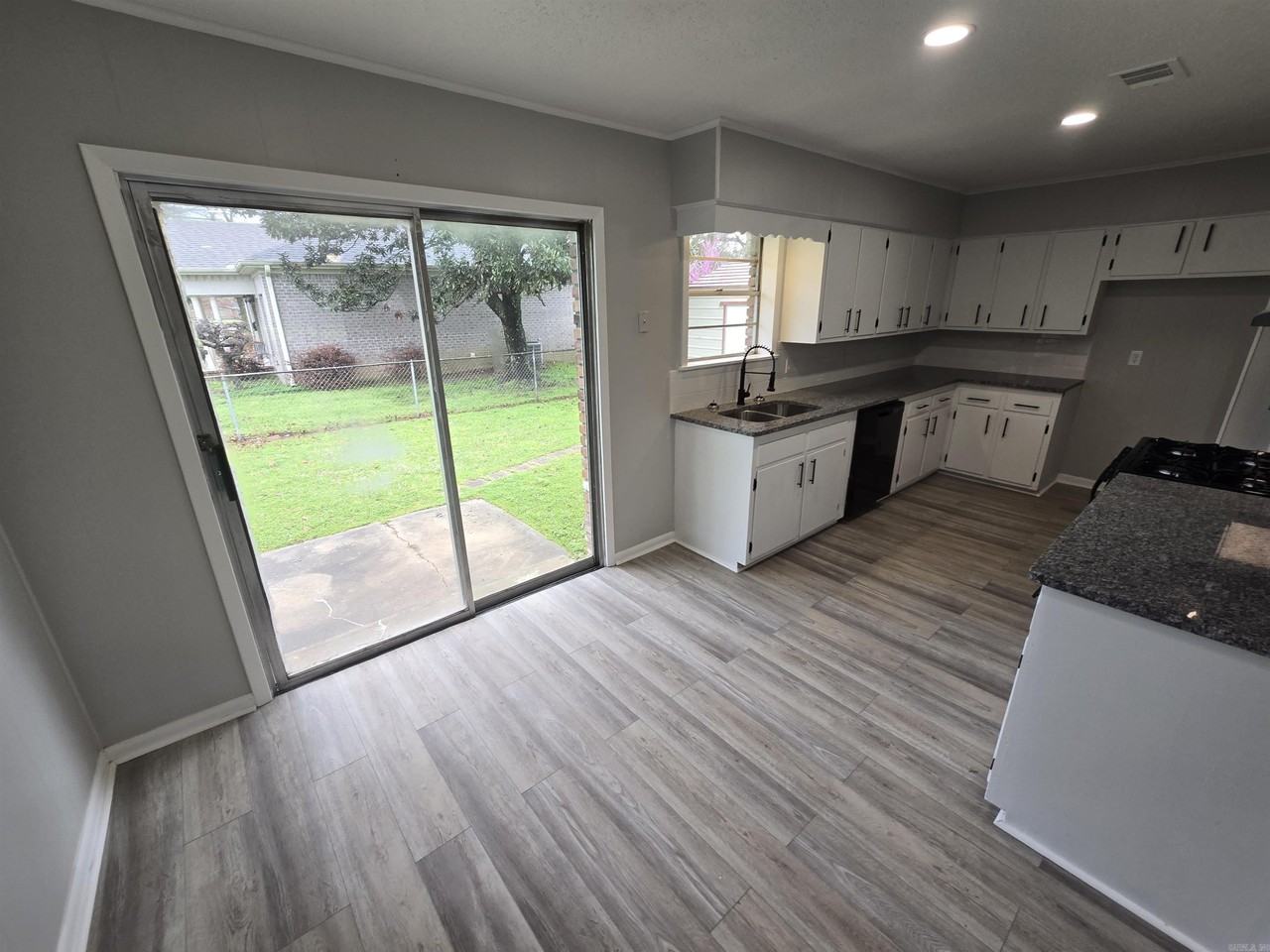 700 Barnes St - Photo 5 of 23