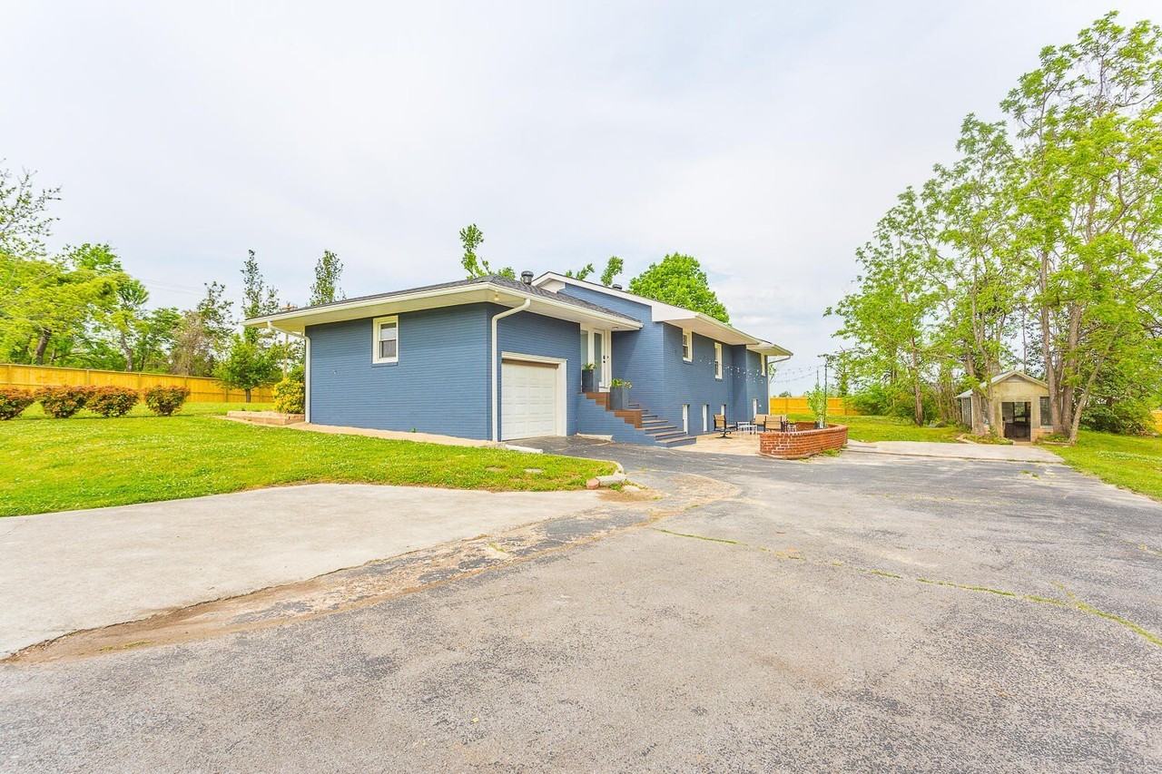 8011 Shallowford Rd - Photo 7 of 30