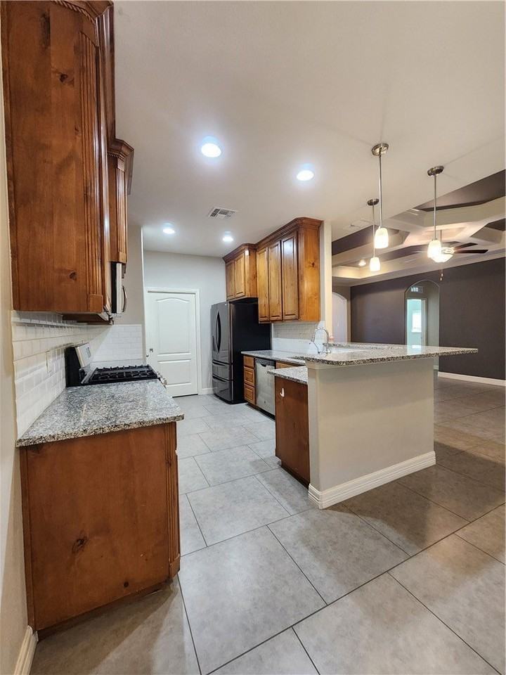 2221 Crystal Bay Dr - Photo 5 of 12