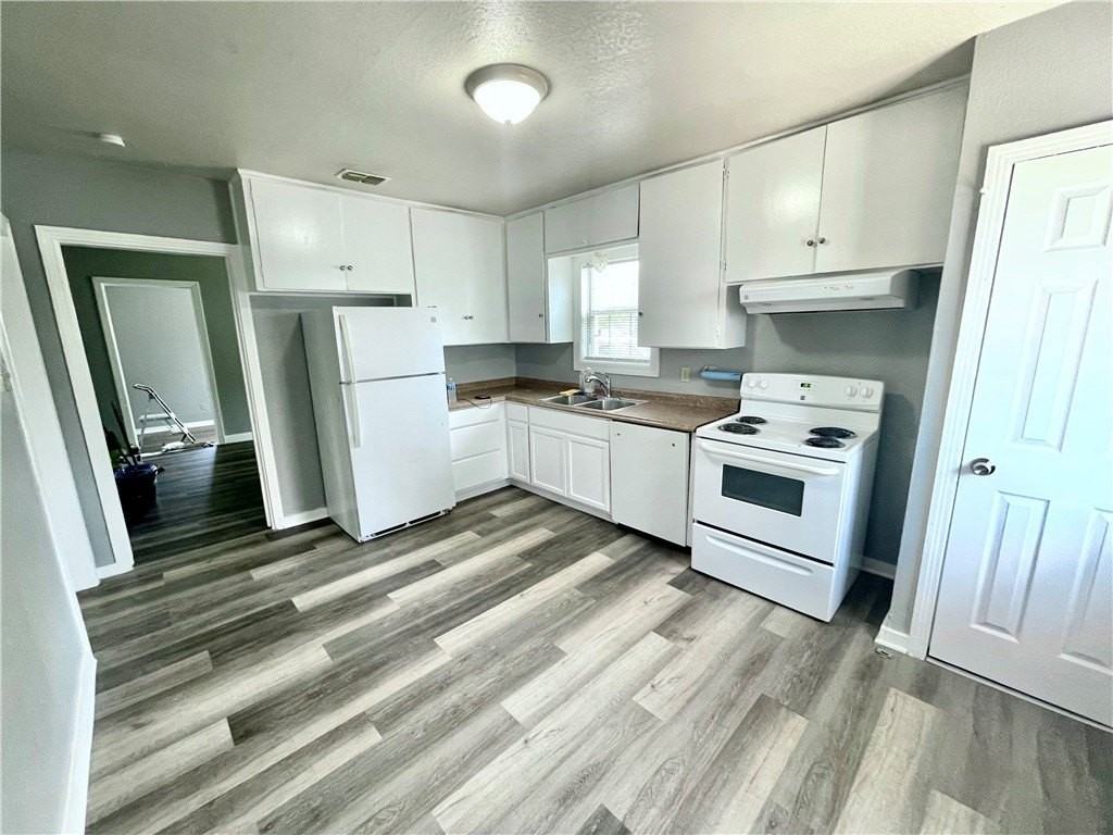 1646 Green Grove Dr - Photo 3 of 13