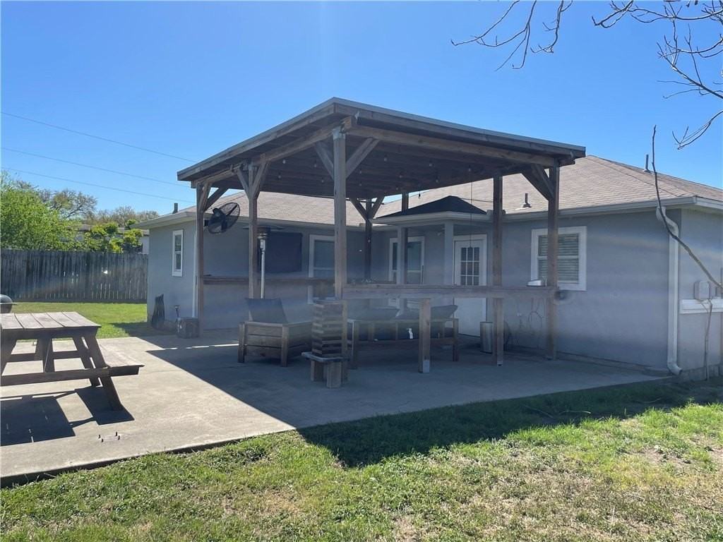 5934 Community Dr - Photo 3 of 15