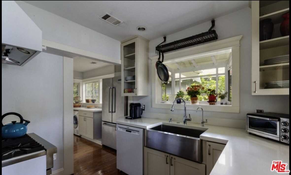 652 Woodlawn Ave - Photo 6 of 15