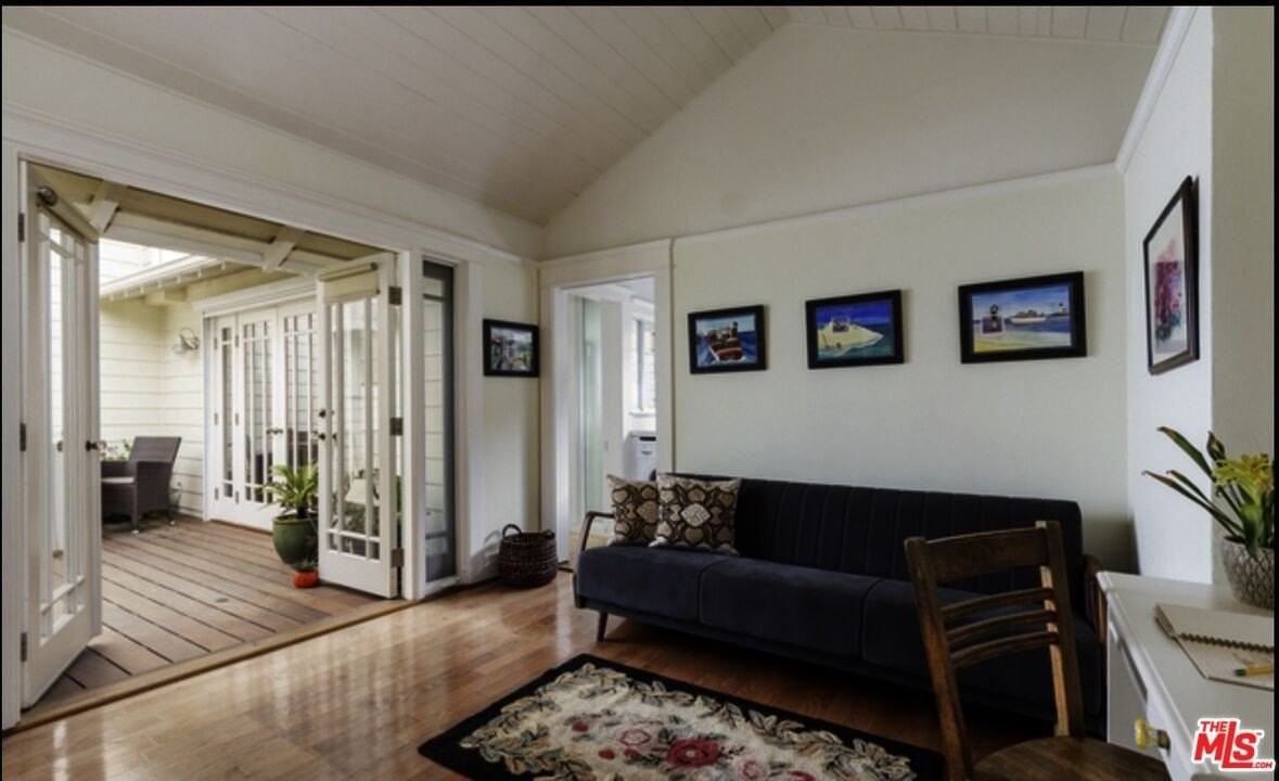 652 Woodlawn Ave - Photo 7 of 15